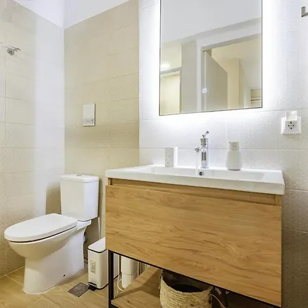 Spacious Flat With Amazing View! *