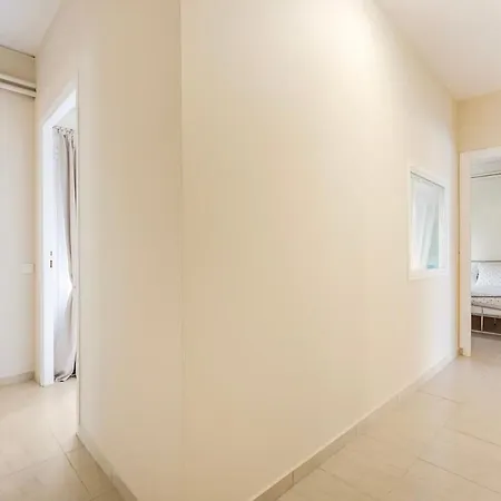 Spacious Flat With Amazing View! *